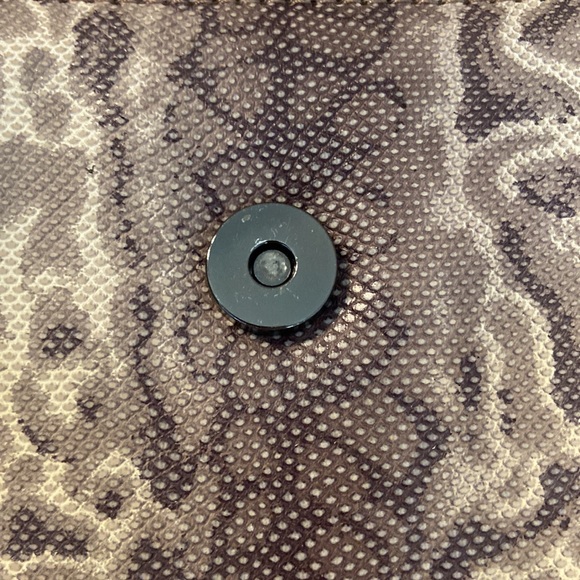 David Dart Purse size long 8.5” and long 8” shoulder sting is 22” not adjustable - Picture 7 of 9